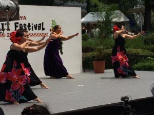 フラ名古屋のモチノキ広場側ステージ